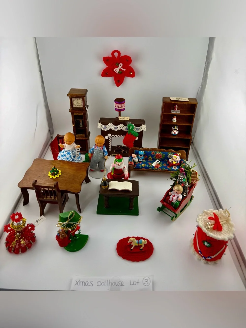 Vintage-style miniature dollhouse furniture and Christmas decorations Scale 1:12